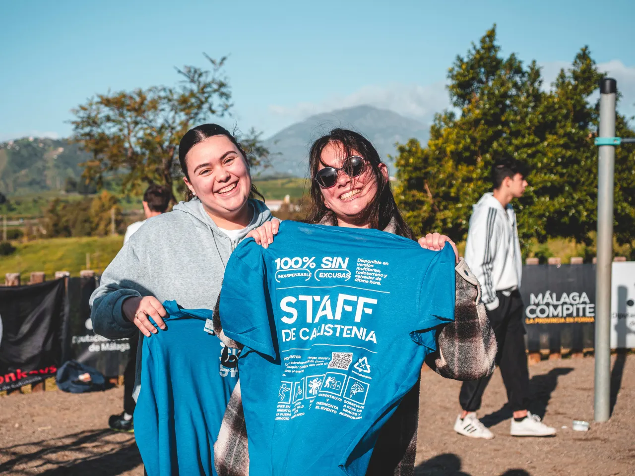 Las chicas del STAFF posando con sus nuevas camisetas